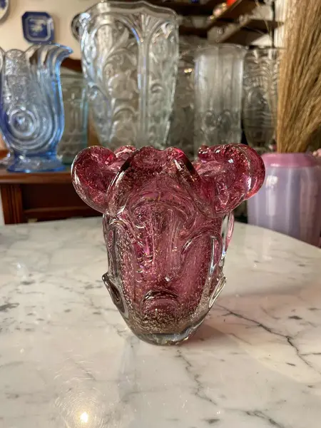 Foto de um(a) Antigo Vaso Cactus Murano Italy Glass Vermelho Com Ouro, da categoria de Vasos. Mix and Match! Murano com ouro é a melhor combinação que temos. Antigo vaso artístico feito à mão em Murano Italy Glass com... Mostrado de uma perspectiva diferente. Vendido no marketplace Trésors.