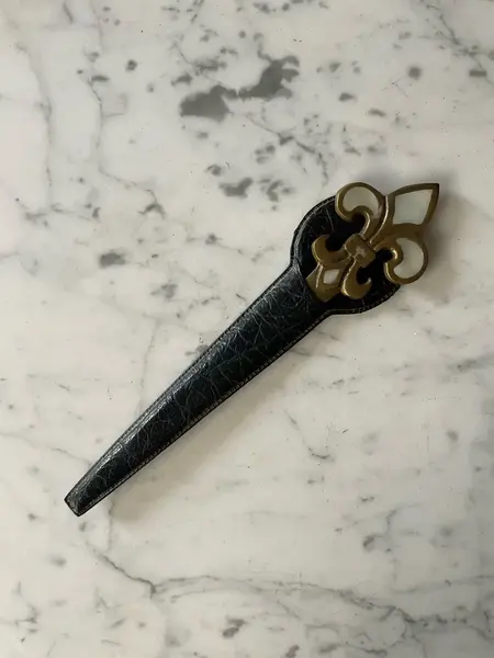 Foto de um(a) Antigo Abridor De Carta Art Deco Em Bronze Com Madrepérola, da categoria de Outros colecionáveis. Estojo de couro. Peça toda original de meados do século XX.Medida 21cm. Mostrado de uma perspectiva diferente. Vendido no marketplace Trésors.