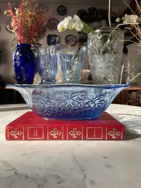 Foto de um(a) Antigo Centro De Mesa Navete Fruteira Bowl Cristal Tcheco, da categoria de Travessas e tigelas. Antigo centro de mesa em cristal tcheco prensado, linda cor azul e decoração com uvas em baixo relevo. Pode ser usado para... Mostrado de uma perspectiva diferente. Vendido no marketplace Trésors.