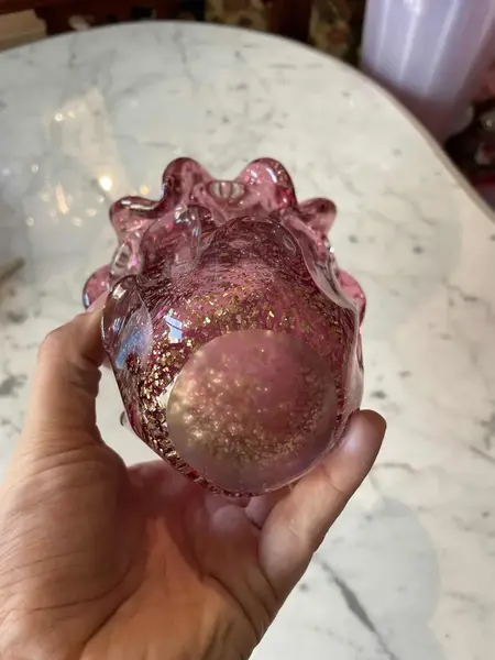 Foto de um(a) Antigo Vaso Cactus Murano Italy Glass Vermelho Com Ouro, da categoria de Vasos. Mix and Match! Murano com ouro é a melhor combinação que temos. Antigo vaso artístico feito à mão em Murano Italy Glass com... Mostrado de uma perspectiva diferente. Vendido no marketplace Trésors.
