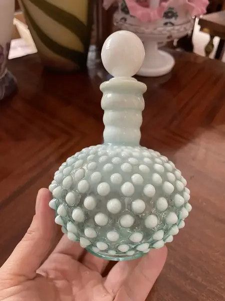 Foto de um(a) Antigo Raro Frasco Perfumeiro Garrafa Opalina Fenton Glass, da categoria de Garrafas. ~ Fenton Art Glass ~ Antigo perfumeiro de coleção em vidro opalescente branco com nuances em azul. Peça catalogada.... Mostrado de uma perspectiva diferente. Vendido no marketplace Trésors.