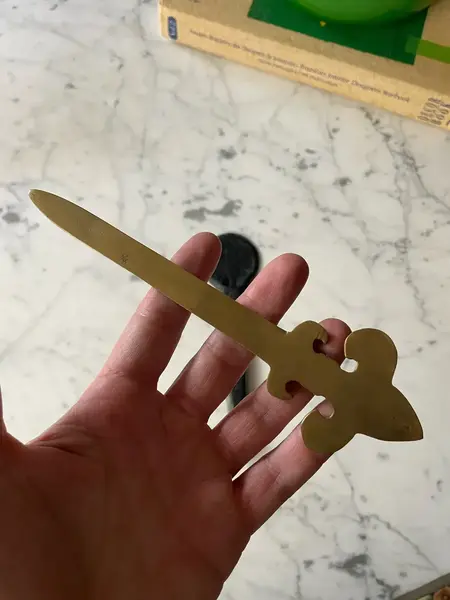Foto de um(a) Antigo Abridor De Carta Art Deco Em Bronze Com Madrepérola, da categoria de Outros colecionáveis. Estojo de couro. Peça toda original de meados do século XX.Medida 21cm. Mostrado de uma perspectiva diferente. Vendido no marketplace Trésors.