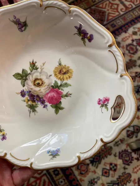 Foto de um(a) Antigo Prato Decorativo Com Alças Porcelana Alemã Bavaria, da categoria de Travessas e tigelas. ~ Bavaria | Germany ~Para servir ou decorar com este antigo e belíssimo prato com alças em porcelana artística alemã.... Mostrado de uma perspectiva diferente. Vendido no marketplace Trésors.