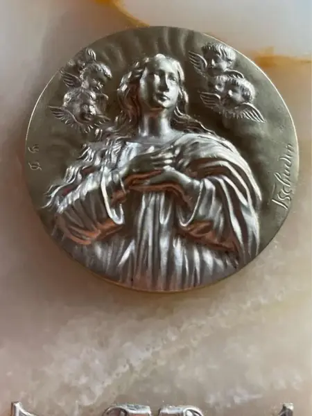Foto de um(a) Arte Sacra Antiga Imagem Nossa Senhora Imaculada Conceição, da categoria de Objetos religiosos e espirituais. arte sacra. nossa senhora da imaculada conceição.antiga plaquinha artística feita à mão em mármore italiano, com medalhão... Mostrado de uma perspectiva diferente. Vendido no marketplace Trésors.
