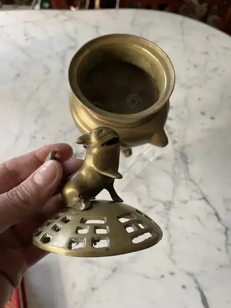 Foto de um(a) Antigo Raro Defumador Caixa De Bronze Com Escultura Cão Fó, da categoria de Cestos e Caixas. Antiga e especial caixa japonesa com decoração oriental, usada antigamente para defumador, peça atemporal, bem versátil e... Mostrado de uma perspectiva diferente. Vendido no marketplace Trésors.