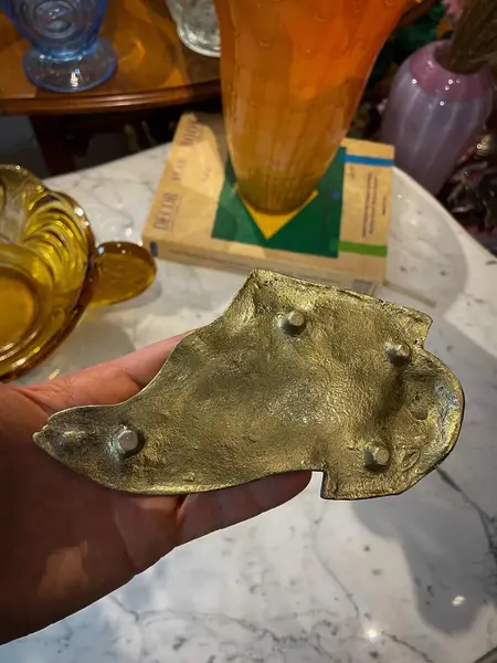 Foto de um(a) Antiga Escultura Placa Porta Cartões Rato E Gato De Botas, da categoria de Escultura. Antiga escultura artística porta cartões ou despojador em bronze maciço francês. Referência ao gato de botas. Peça de ótima... Mostrado de uma perspectiva diferente. Vendido no marketplace Trésors.