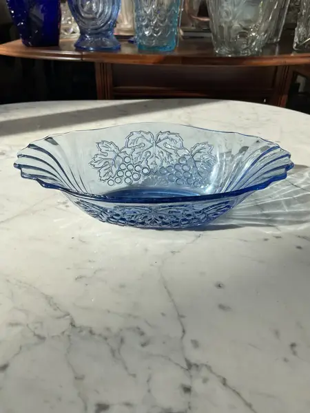 Foto de um(a) Antigo Centro De Mesa Navete Fruteira Bowl Cristal Tcheco, da categoria de Travessas e tigelas. Antigo centro de mesa em cristal tcheco prensado, linda cor azul e decoração com uvas em baixo relevo. Pode ser usado para... Mostrado de uma perspectiva diferente. Vendido no marketplace Trésors.