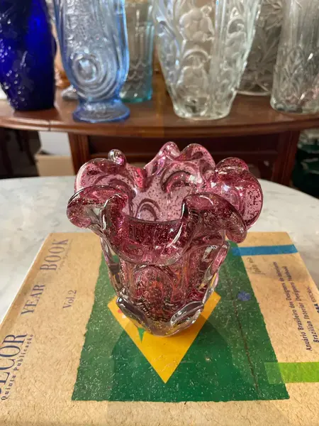 Foto de um(a) Antigo Vaso Cactus Murano Italy Glass Vermelho Com Ouro, da categoria de Vasos. Mix and Match! Murano com ouro é a melhor combinação que temos. Antigo vaso artístico feito à mão em Murano Italy Glass com... Mostrado de uma perspectiva diferente. Vendido no marketplace Trésors.