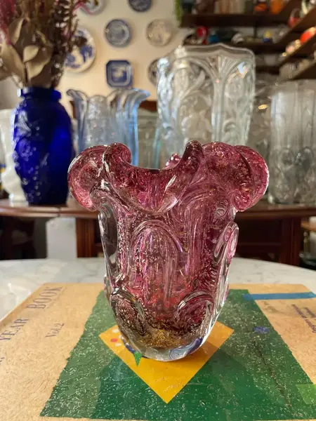 Foto de um(a) Antigo Vaso Cactus Murano Italy Glass Vermelho Com Ouro, da categoria de Vasos. Mix and Match! Murano com ouro é a melhor combinação que temos. Antigo vaso artístico feito à mão em Murano Italy Glass com... Mostrado de uma perspectiva diferente. Vendido no marketplace Trésors.