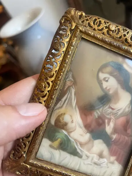 Foto de um(a) Arte Sacra Antigo Quadrinho Nossa Senhora Portrait Miniature, da categoria de Objetos religiosos e espirituais. Uma jóia de quadrinho italiano. Belíssima pintura a óleo em folha de marfim. Riqueza em todos os detalhes, a moldura é em... Mostrado de uma perspectiva diferente. Vendido no marketplace Trésors.