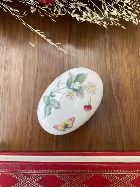 Foto de um(a) Antiga Pequena Caixinha De Coleção Porcelana Inglesa Floral, da categoria de Cestos e Caixas. Antiga e pequena caixinha decorativa ou porta joias em porcelana artística inglesa. Designer de artista. Lindo formato e... Mostrado de uma perspectiva diferente. Vendido no marketplace Trésors.