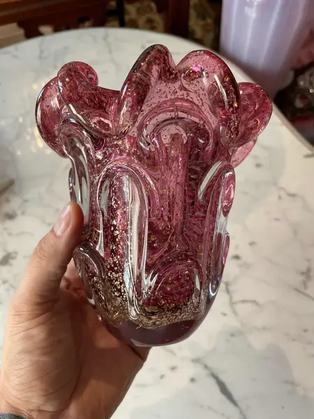 Foto de um(a) Antigo Vaso Cactus Murano Italy Glass Vermelho Com Ouro, da categoria de Vasos. Mix and Match! Murano com ouro é a melhor combinação que temos. Antigo vaso artístico feito à mão em Murano Italy Glass com... Mostrado de uma perspectiva diferente. Vendido no marketplace Trésors.