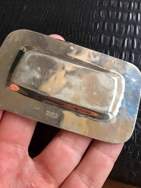 Foto de um(a) Antigo Delicado Saleiro E Pimenteiro Em Prata Com Abalone, da categoria de Saleiros e pimenteiros. Muito delicados, feitos à mão com folhas de abalone.Mede aprox 8x5cm o pratinho de base. Mostrado de uma perspectiva diferente. Vendido no marketplace Trésors.