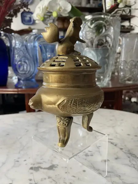 Foto de um(a) Antigo Raro Defumador Caixa De Bronze Com Escultura Cão Fó, da categoria de Cestos e Caixas. Antiga e especial caixa japonesa com decoração oriental, usada antigamente para defumador, peça atemporal, bem versátil e... Mostrado de uma perspectiva diferente. Vendido no marketplace Trésors.