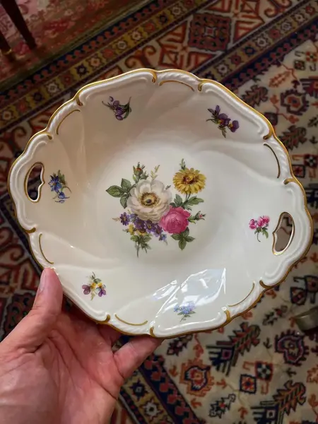 Foto de um(a) Antigo Prato Decorativo Com Alças Porcelana Alemã Bavaria, da categoria de Travessas e tigelas. ~ Bavaria | Germany ~Para servir ou decorar com este antigo e belíssimo prato com alças em porcelana artística alemã.... Mostrado de uma perspectiva diferente. Vendido no marketplace Trésors.