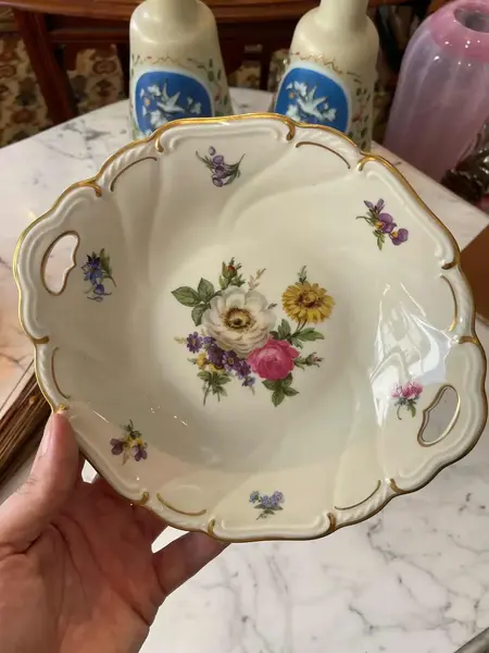 Foto de um(a) Antigo Prato Decorativo Com Alças Porcelana Alemã Bavaria, da categoria de Travessas e tigelas. ~ Bavaria | Germany ~Para servir ou decorar com este antigo e belíssimo prato com alças em porcelana artística alemã.... Mostrado de uma perspectiva diferente. Vendido no marketplace Trésors.