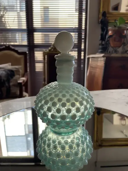 Foto de um(a) Antigo Raro Frasco Perfumeiro Garrafa Opalina Fenton Glass, da categoria de Garrafas. ~ Fenton Art Glass ~ Antigo perfumeiro de coleção em vidro opalescente branco com nuances em azul. Peça catalogada.... Mostrado de uma perspectiva diferente. Vendido no marketplace Trésors.