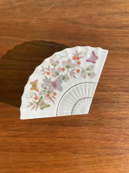 Foto de um(a) Antiga Rara Caixinha Decorativa Porcelana Americana Avon, da categoria de Cestos e Caixas. Antiga caixinha decorativa ou porta joias em porcelana americana, manufatura avon. Catalogada de 1980. Lindo formato e... Mostrado de uma perspectiva diferente. Vendido no marketplace Trésors.