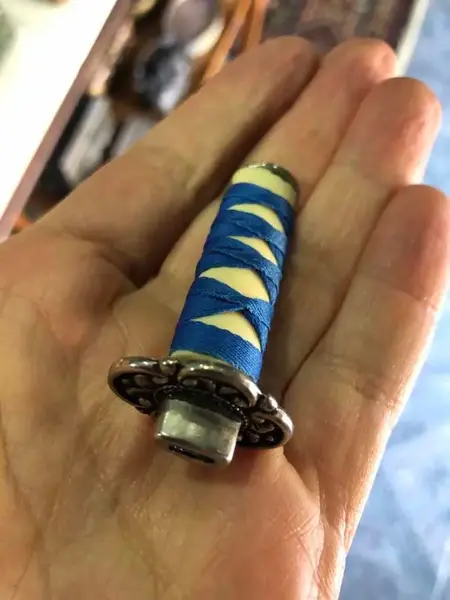 Foto de um(a) Antigo Utensílio De Costura Porta Linha Em Prata, da categoria de Outros colecionáveis. Peça de colecionador Mede aprox 6cm. Mostrado de uma perspectiva diferente. Vendido no marketplace Trésors.