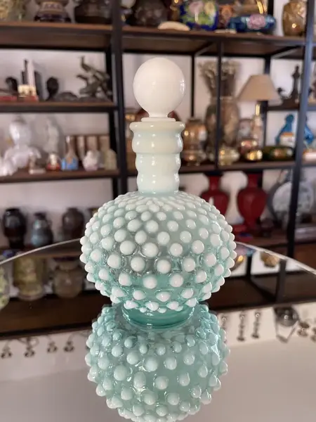 Foto de um(a) Antigo Raro Frasco Perfumeiro Garrafa Opalina Fenton Glass, da categoria de Garrafas. ~ Fenton Art Glass ~ Antigo perfumeiro de coleção em vidro opalescente branco com nuances em azul. Peça catalogada.... Mostrado de uma perspectiva diferente. Vendido no marketplace Trésors.