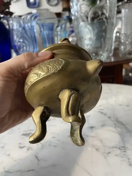 Foto de um(a) Antigo Raro Defumador Caixa De Bronze Com Escultura Cão Fó, da categoria de Cestos e Caixas. Antiga e especial caixa japonesa com decoração oriental, usada antigamente para defumador, peça atemporal, bem versátil e... Mostrado de uma perspectiva diferente. Vendido no marketplace Trésors.