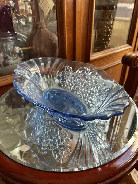 Foto de um(a) Antigo Centro De Mesa Navete Fruteira Bowl Cristal Tcheco, da categoria de Travessas e tigelas. Antigo centro de mesa em cristal tcheco prensado, linda cor azul e decoração com uvas em baixo relevo. Pode ser usado para... Mostrado de uma perspectiva diferente. Vendido no marketplace Trésors.