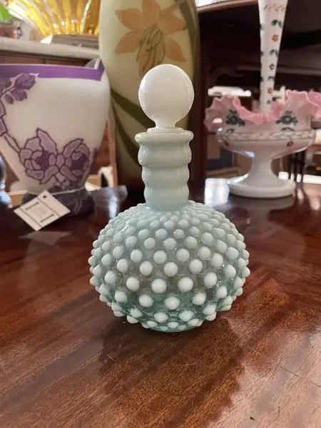 Foto de um(a) Antigo Raro Frasco Perfumeiro Garrafa Opalina Fenton Glass, da categoria de Garrafas. ~ Fenton Art Glass ~ Antigo perfumeiro de coleção em vidro opalescente branco com nuances em azul. Peça catalogada.... Mostrado de uma perspectiva diferente. Vendido no marketplace Trésors.