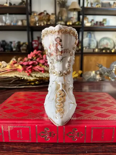 Foto de um(a) Antiga Rara Botinha Sapatinho De Coleção Porcelana Isabelina, da categoria de Objetos decorativos. Antiga e rara botinha isabelina em porcelana alemã do início do século XX.Medidas 12x12cm. Mostrado de uma perspectiva diferente. Vendido no marketplace Trésors.