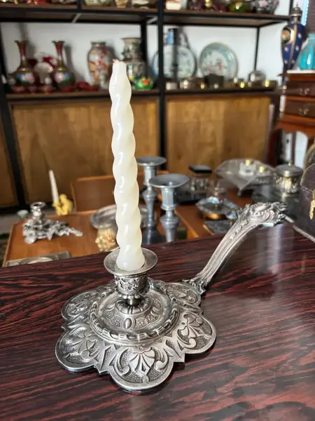Foto de um(a) Antigo Grande Castiçal Palmatória Em Prata Francesa, da categoria de Castiçais. Antigo castiçal de mão, dito palmatória em prata francesa. Não localizamos a marca, mas possivelmente Christofle pela... Mostrado de uma perspectiva diferente. Vendido no marketplace Trésors.