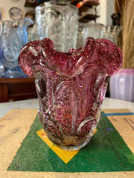 Foto de um(a) Antigo Vaso Cactus Murano Italy Glass Vermelho Com Ouro, da categoria de Vasos. Mix and Match! Murano com ouro é a melhor combinação que temos. Antigo vaso artístico feito à mão em Murano Italy Glass com... Mostrado de uma perspectiva diferente. Vendido no marketplace Trésors.