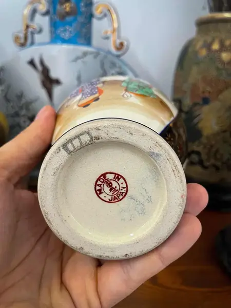 Foto de um(a) Antigo Vaso Oriental Porcelana Japonesa Satsuma Azul Cobalto, da categoria de Vasos. Antigo vaso oriental em porcelana artística japonesa Satsuma, rara cor azul cobalto. De um lado da peça a decoração é com... Mostrado de uma perspectiva diferente. Vendido no marketplace Trésors.