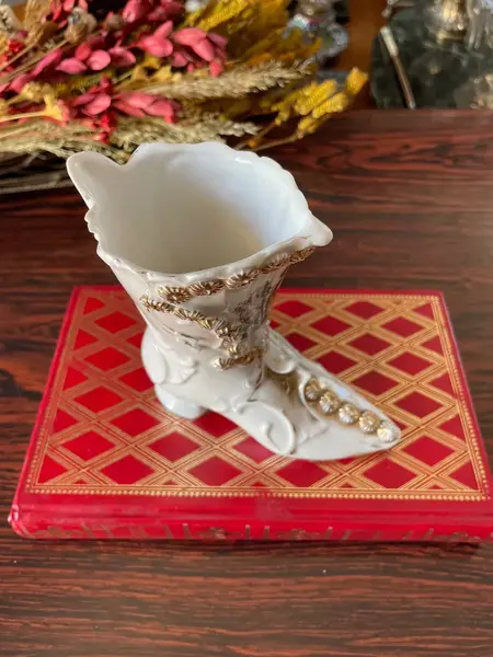 Foto de um(a) Antiga Rara Botinha Sapatinho De Coleção Porcelana Isabelina, da categoria de Objetos decorativos. Antiga e rara botinha isabelina em porcelana alemã do início do século XX.Medidas 12x12cm. Mostrado de uma perspectiva diferente. Vendido no marketplace Trésors.