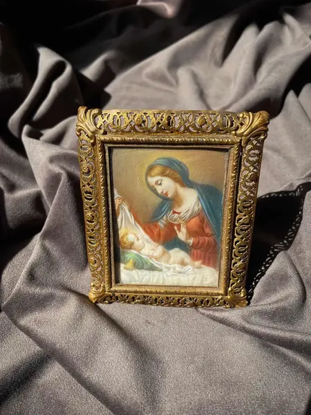 Foto de um(a) Arte Sacra Antigo Quadrinho Nossa Senhora Portrait Miniature, da categoria de Objetos religiosos e espirituais. Uma jóia de quadrinho italiano. Belíssima pintura a óleo em folha de marfim. Riqueza em todos os detalhes, a moldura é em... Mostrado de uma perspectiva diferente. Vendido no marketplace Trésors.