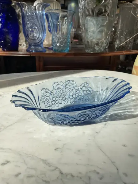 Foto de um(a) Antigo Centro De Mesa Navete Fruteira Bowl Cristal Tcheco, da categoria de Travessas e tigelas. Antigo centro de mesa em cristal tcheco prensado, linda cor azul e decoração com uvas em baixo relevo. Pode ser usado para... Mostrado de uma perspectiva diferente. Vendido no marketplace Trésors.