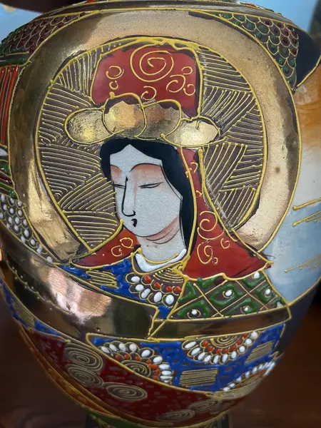 Foto de um(a) Antigo Raro Vaso Jarro Oriental Porcelana Japonesa Satsuma, da categoria de Vasos. ~ Satsuma ~Antigo e raro vaso bojudo em porcelana artística japonesa, ricamente pintado à mão. Decoração típica com figuras... Mostrado de uma perspectiva diferente. Vendido no marketplace Trésors.