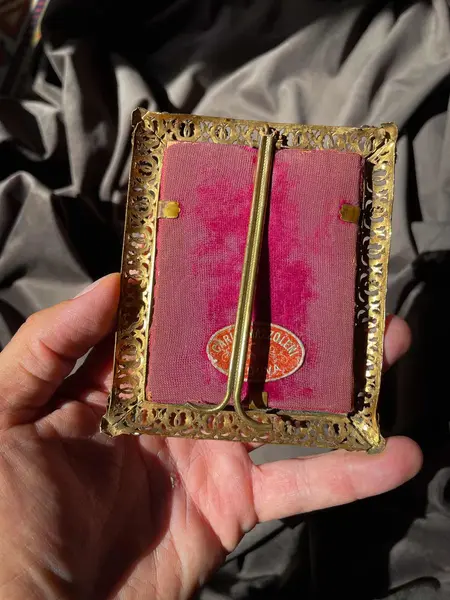 Foto de um(a) Arte Sacra Antigo Quadrinho Nossa Senhora Portrait Miniature, da categoria de Objetos religiosos e espirituais. Uma jóia de quadrinho italiano. Belíssima pintura a óleo em folha de marfim. Riqueza em todos os detalhes, a moldura é em... Mostrado de uma perspectiva diferente. Vendido no marketplace Trésors.