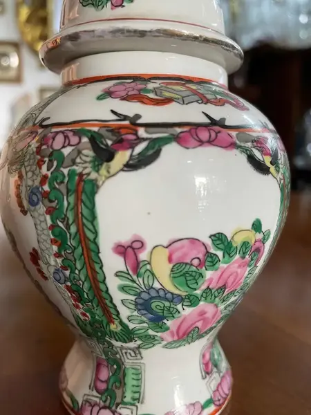 Foto de um(a) Antigo Pequeno Potiche Oriental Em Porcelana Chinesa, da categoria de Vasos e recipientes. Pequeno potiche oriental, porcelana artística pintado à mão. Medidas 15x8cm. Mostrado de uma perspectiva diferente. Vendido no marketplace Trésors.