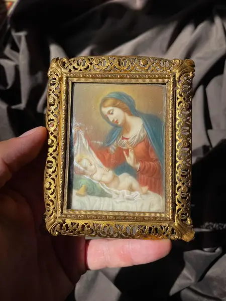 Foto de um(a) Arte Sacra Antigo Quadrinho Nossa Senhora Portrait Miniature, da categoria de Objetos religiosos e espirituais. Uma jóia de quadrinho italiano. Belíssima pintura a óleo em folha de marfim. Riqueza em todos os detalhes, a moldura é em... Mostrado de uma perspectiva diferente. Vendido no marketplace Trésors.