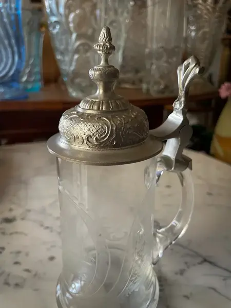 Foto de um(a) Antigo Raro Tankard Caneca Chopp Em Cristal Alemão E Pewter, da categoria de Canecas. Antigo tankard em cristal alemão com tampa articulada em pewter espessurado a prata. Peça artística, finamente lapidada à... Mostrado de uma perspectiva diferente. Vendido no marketplace Trésors.