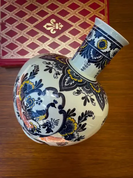 Foto de um(a) Antigo Vaso Porcelana Villeroy & Boch Pavão Azul Borrão, da categoria de Vasos. ~ Villeroy & Boch ~ Antigo e elegante vaso em porcelana artística alemã. Linda decoração em tons de azul borrão, medalhão... Mostrado de uma perspectiva diferente. Vendido no marketplace Trésors.
