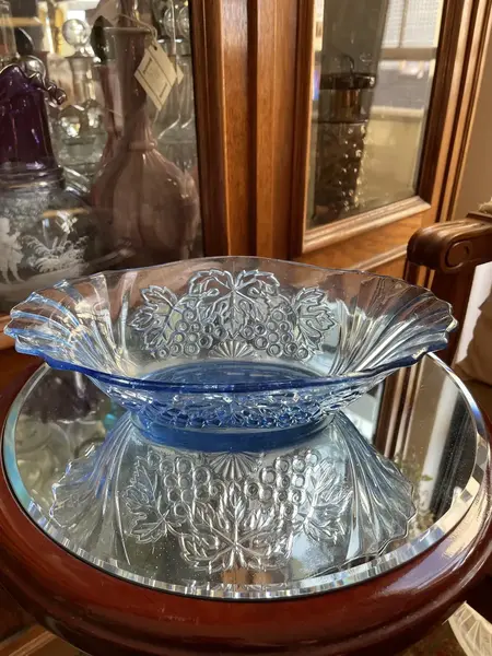 Foto de um(a) Antigo Centro De Mesa Navete Fruteira Bowl Cristal Tcheco, da categoria de Travessas e tigelas. Antigo centro de mesa em cristal tcheco prensado, linda cor azul e decoração com uvas em baixo relevo. Pode ser usado para... Mostrado de uma perspectiva diferente. Vendido no marketplace Trésors.