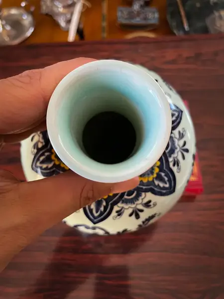 Foto de um(a) Antigo Vaso Porcelana Villeroy & Boch Pavão Azul Borrão, da categoria de Vasos. ~ Villeroy & Boch ~ Antigo e elegante vaso em porcelana artística alemã. Linda decoração em tons de azul borrão, medalhão... Mostrado de uma perspectiva diferente. Vendido no marketplace Trésors.