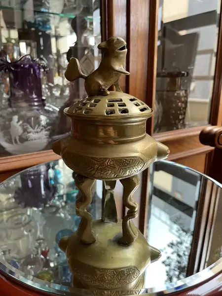 Foto de um(a) Antigo Raro Defumador Caixa De Bronze Com Escultura Cão Fó, da categoria de Cestos e Caixas. Antiga e especial caixa japonesa com decoração oriental, usada antigamente para defumador, peça atemporal, bem versátil e... Mostrado de uma perspectiva diferente. Vendido no marketplace Trésors.