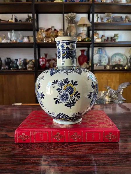Foto de um(a) Antigo Vaso Porcelana Villeroy & Boch Pavão Azul Borrão, da categoria de Vasos. ~ Villeroy & Boch ~ Antigo e elegante vaso em porcelana artística alemã. Linda decoração em tons de azul borrão, medalhão... Mostrado de uma perspectiva diferente. Vendido no marketplace Trésors.