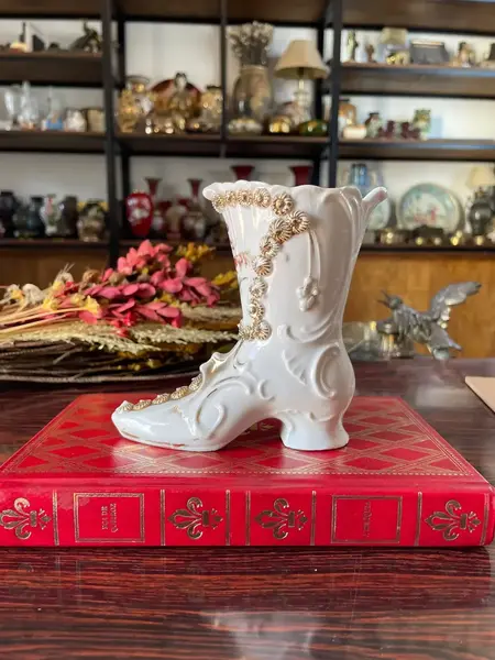 Foto de um(a) Antiga Rara Botinha Sapatinho De Coleção Porcelana Isabelina, da categoria de Objetos decorativos. Antiga e rara botinha isabelina em porcelana alemã do início do século XX.Medidas 12x12cm. Mostrado de uma perspectiva diferente. Vendido no marketplace Trésors.