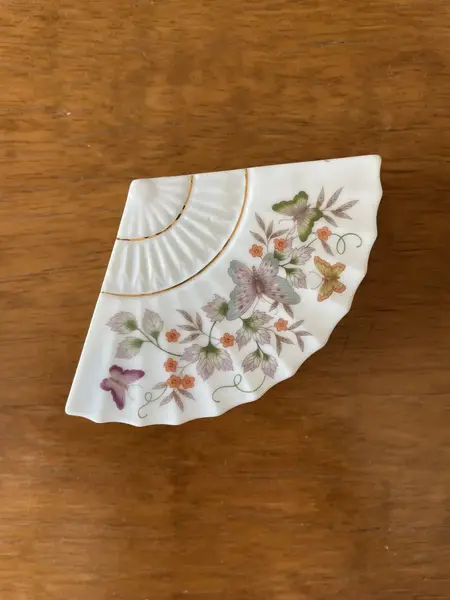 Foto de um(a) Antiga Rara Caixinha Decorativa Porcelana Americana Avon, da categoria de Cestos e Caixas. Antiga caixinha decorativa ou porta joias em porcelana americana, manufatura avon. Catalogada de 1980. Lindo formato e... Mostrado de uma perspectiva diferente. Vendido no marketplace Trésors.