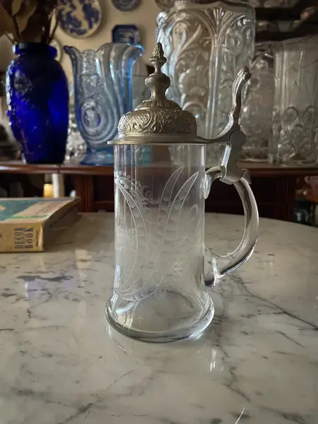 Foto de um(a) Antigo Raro Tankard Caneca Chopp Em Cristal Alemão E Pewter, da categoria de Canecas. Antigo tankard em cristal alemão com tampa articulada em pewter espessurado a prata. Peça artística, finamente lapidada à... Mostrado de uma perspectiva diferente. Vendido no marketplace Trésors.