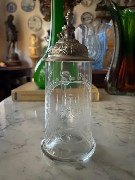 Foto de um(a) Antigo Raro Tankard Caneca Chopp Em Cristal Alemão E Pewter, da categoria de Canecas. Antigo tankard em cristal alemão com tampa articulada em pewter espessurado a prata. Peça artística, finamente lapidada à... Mostrado de uma perspectiva diferente. Vendido no marketplace Trésors.