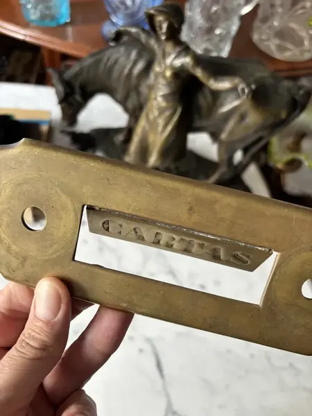 Foto de um(a) Antiga Aldrava Art Deco Porta Cartas Em Bronze Francês, da categoria de Outros colecionáveis. Antigo e raro porta cartas em bronze francês. Peça original. Medidas 7x22cm. Mostrado de uma perspectiva diferente. Vendido no marketplace Trésors.