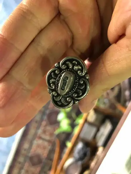 Foto de um(a) Antigo Utensílio De Costura Porta Linha Em Prata, da categoria de Outros colecionáveis. Peça de colecionador Mede aprox 6cm. Mostrado de uma perspectiva diferente. Vendido no marketplace Trésors.